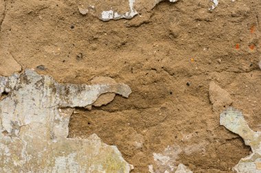 Çizik ve çatlaklarla dolu bir duvar parçası.