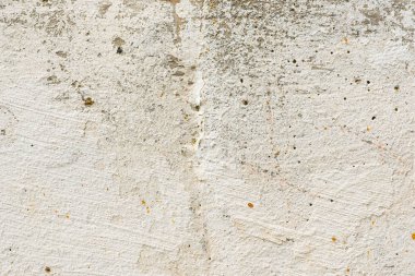 Çizik ve çatlaklarla dolu bir duvar parçası.