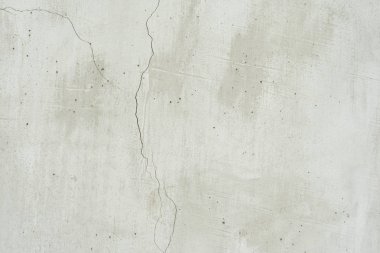 Çizik ve çatlaklarla dolu bir duvar parçası.