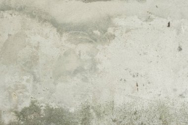 Çizik ve çatlaklarla dolu bir duvar parçası.