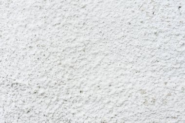 Çizik ve çatlaklarla dolu bir duvar parçası.