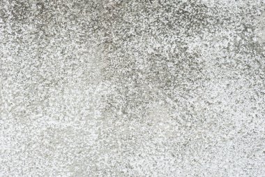 Çizik ve çatlaklarla dolu bir duvar parçası.