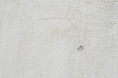 Çizik ve çatlaklarla dolu bir duvar parçası.