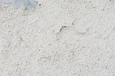 Çizik ve çatlaklarla dolu bir duvar parçası.