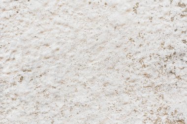 Çizik ve çatlaklarla dolu bir duvar parçası.