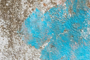 Çizik ve çatlaklarla dolu bir duvar parçası.