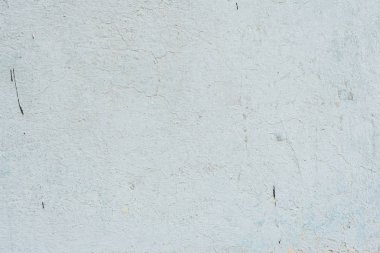 Çizik ve çatlaklarla dolu bir duvar parçası.