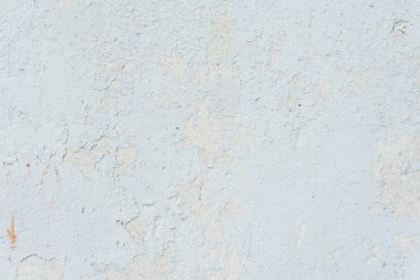 Çizik ve çatlaklarla dolu bir duvar parçası.