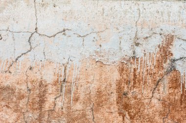 Çizik ve çatlaklarla dolu bir duvar parçası.