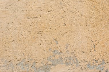 Çizik ve çatlaklarla dolu bir duvar parçası.