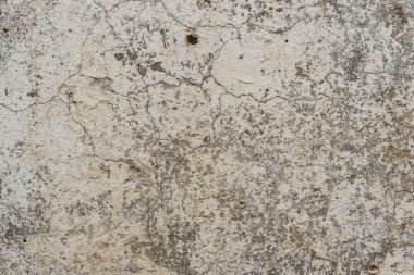 Çizik ve çatlaklarla dolu bir duvar parçası.