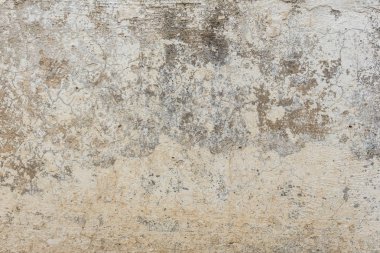 Çizik ve çatlaklarla dolu bir duvar parçası.