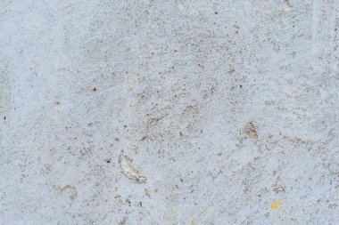 Çizik ve çatlaklarla dolu bir duvar parçası.