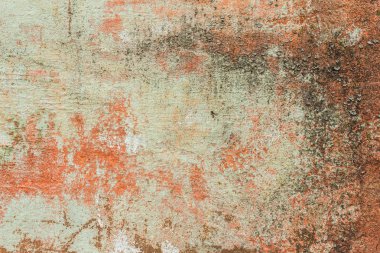 Çizik ve çatlaklarla dolu bir duvar parçası.