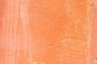 Çizik ve çatlaklarla dolu bir duvar parçası.