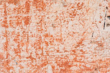 Çizik ve çatlaklarla dolu bir duvar parçası.