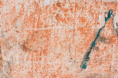 Çizik ve çatlaklarla dolu bir duvar parçası.