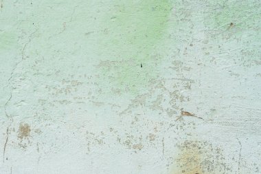 Çizik ve çatlaklarla dolu bir duvar parçası.