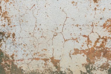 Çizik ve çatlaklarla dolu bir duvar parçası.