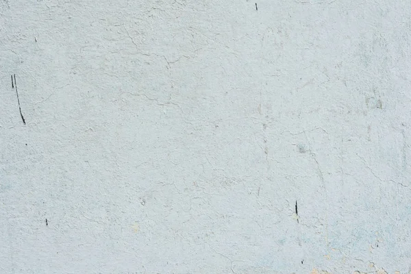 Çizik ve çatlaklarla dolu bir duvar parçası.