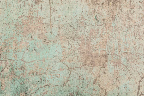 Çizik ve çatlaklarla dolu bir duvar parçası.