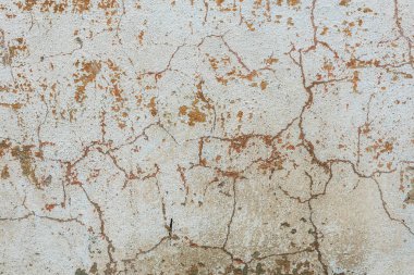 Çizik ve çatlaklarla dolu bir duvar parçası.