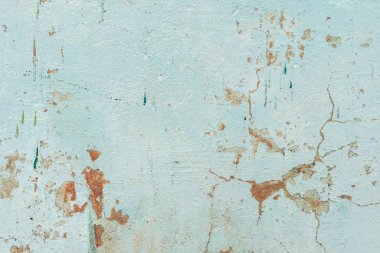 Çizik ve çatlaklarla dolu bir duvar parçası.