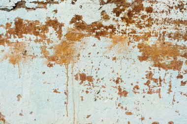 Çizik ve çatlaklarla dolu bir duvar parçası.