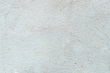 Çizik ve çatlaklarla dolu bir duvar parçası.