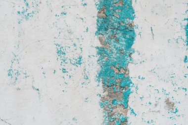 Çizik ve çatlaklarla dolu bir duvar parçası.