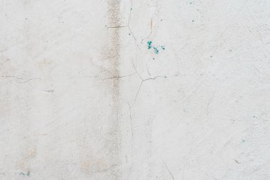 Çizik ve çatlaklarla dolu bir duvar parçası.