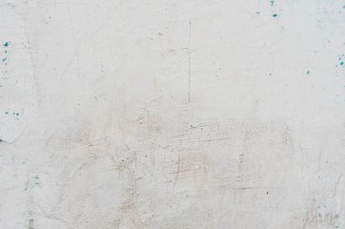 Çizik ve çatlaklarla dolu bir duvar parçası.