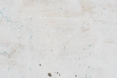 Çizik ve çatlaklarla dolu bir duvar parçası.