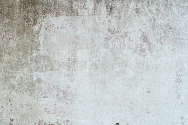 Çizik ve çatlaklarla dolu bir duvar parçası.