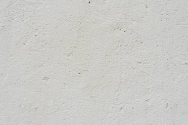 Çizik ve çatlaklarla dolu bir duvar parçası.