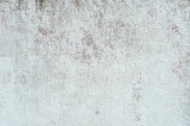 Çizik ve çatlaklarla dolu bir duvar parçası.