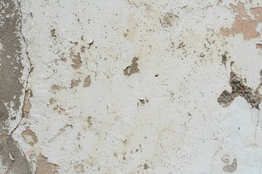Çizik ve çatlaklarla dolu bir duvar parçası.