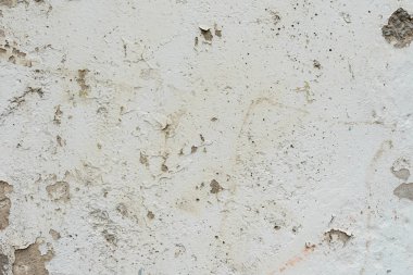 Çizik ve çatlaklarla dolu bir duvar parçası.