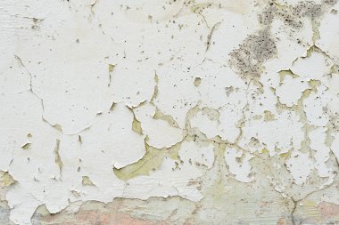 Çizik ve çatlaklarla dolu bir duvar parçası.