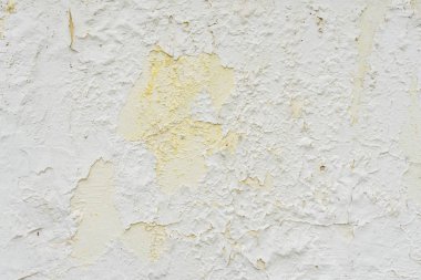 Çizik ve çatlaklarla dolu bir duvar parçası.