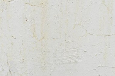 Çizik ve çatlaklarla dolu bir duvar parçası.