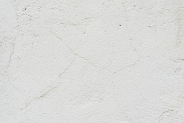 Çizik ve çatlaklarla dolu bir duvar parçası.