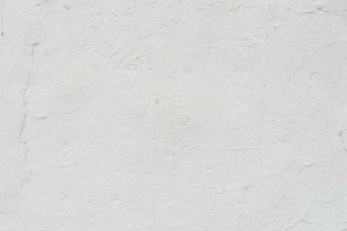 Çizik ve çatlaklarla dolu bir duvar parçası.