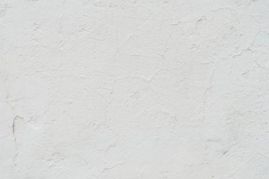 Çizik ve çatlaklarla dolu bir duvar parçası.