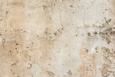 Çizik ve çatlaklarla dolu bir duvar parçası.