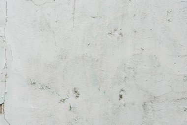 Çizik ve çatlaklarla dolu bir duvar parçası.