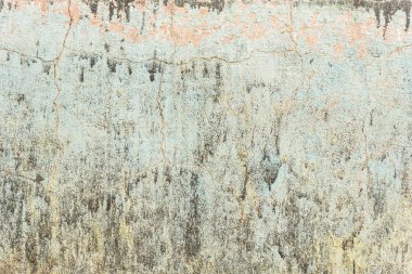 Çizik ve çatlaklarla dolu bir duvar parçası.