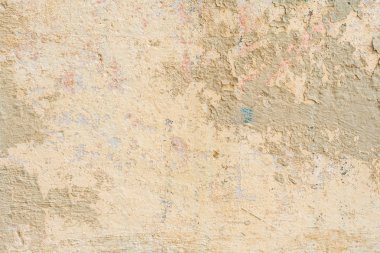 Çizik ve çatlaklarla dolu bir duvar parçası.