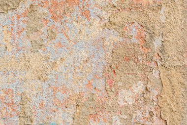 Çizik ve çatlaklarla dolu bir duvar parçası.