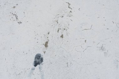 Çizikler ve çatlaklar ile duvar parçası. Arka plan olarak kullanılabilir